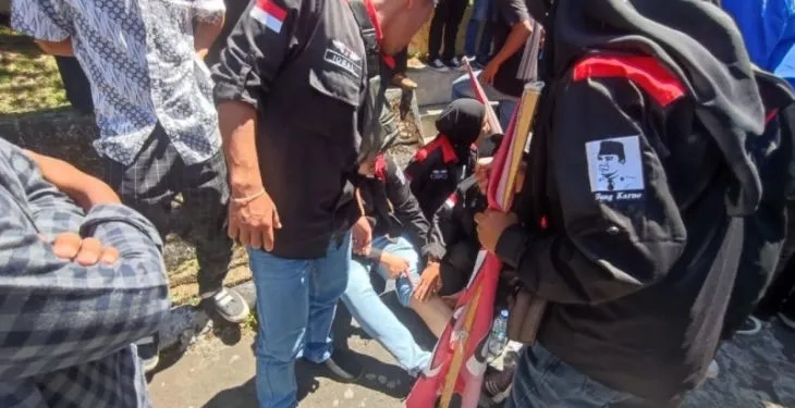 Salah satu peserta aksi demo mengalami cidera dalam demo tolak kenaikan harga BBM di Takengon, Kabupaten Aceh Tengah, Senin (13/9/2022). (ANTARA/Kurnia Muhadi)