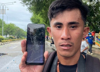 Jurnalis Serambi Indonesia, Indra Wijaya yang HPnya dirusak oleh oknum polisi saat meliput demonstrasi di depan gedung DPRA, Banda Aceh, Rabu (7/9/2022). (Foto: Hendri)