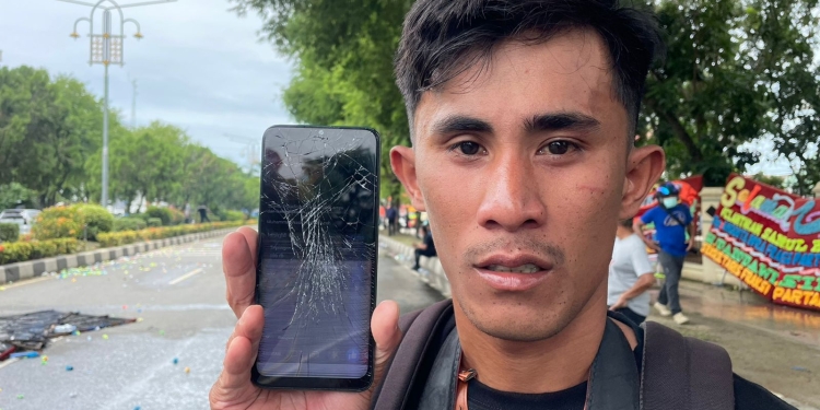Jurnalis Serambi Indonesia, Indra Wijaya yang HPnya dirusak oleh oknum polisi saat meliput demonstrasi di depan gedung DPRA, Banda Aceh, Rabu (7/9/2022). (Foto: Hendri)