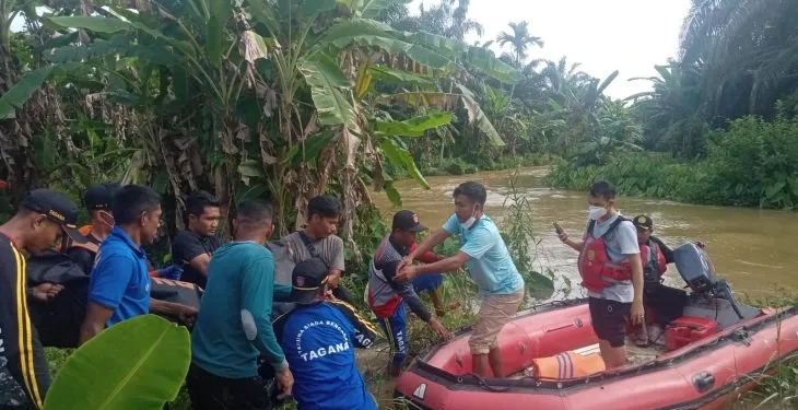Tim melakukan evakuasi jenazah petani yang hanyut di sungai Gampong Alue Seulaseh, Aceh Barat Daya, Kamis (22/9/2022). (Foto: Ist)