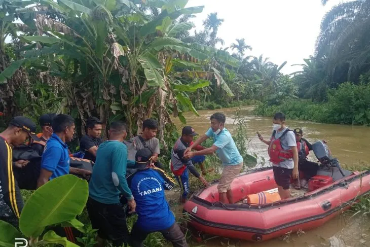Tim melakukan evakuasi jenazah petani yang hanyut di sungai Gampong Alue Seulaseh, Aceh Barat Daya, Kamis (22/9/2022). (Foto: Ist)