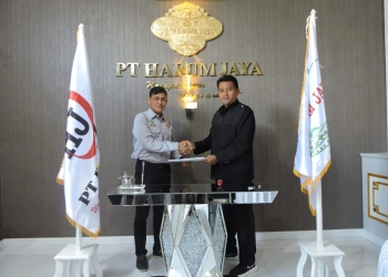 Direktur Utama PT Harum Jaya Mansur Syakban (kiri) dan Direktur AKN Aceh Barat, Zulfan Khairil Simbolon (kanan) penandatangan memorandum of understanding (MoU) di Tempat Uji Kompetensi (TUK) Harum Jaya, Banda Aceh, Kamis 15 September 2022. (Foto: Ist)