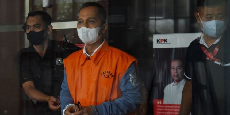 Mantan Rektor Universitas Lampung (Unila) Karomani (tengah) berjalan menuju mobil tahanan usai menjalani pemeriksaan di Gedung Merah Putih KPK, Jakarta, Kamis (8/9/2022). (ANTARA FOTO/Indrianto Eko Suwarso/foc)