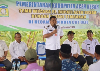 Pj Bupati Aceh Besar, Muhammad Iswanto menyerahkan bantuan peralatan paranet dan hand sprayer kepada petani tembakau saat mengikuti temu wicara bersama Petani Tembakau di Kecamatan Kuta Cot Glie, Aceh Besar, Rabu 28/9/2022. (Foto: Humas Aceh Besar)
