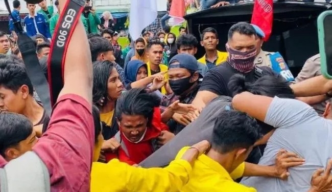 Petugas kepolisian membubarkan aksi kericuhan saat berlangsungnya aksi unjukrasa menuntut penurunan harga jual BBM oleh kalangan mahasiswa, di depan Gedung DPRK Aceh Barat di Meulaboh, Rabu (7/9/2022). (ANTARA/Teuku Dedi Iskandar)