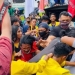 Petugas kepolisian membubarkan aksi kericuhan saat berlangsungnya aksi unjukrasa menuntut penurunan harga jual BBM oleh kalangan mahasiswa, di depan Gedung DPRK Aceh Barat di Meulaboh, Rabu (7/9/2022). (ANTARA/Teuku Dedi Iskandar)