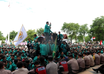 Massa dari USK melakukan aksi di halaman kantor Gubernur Aceh, Selasa (6/9/2022). (Foto: Fahzian Aldevan)
