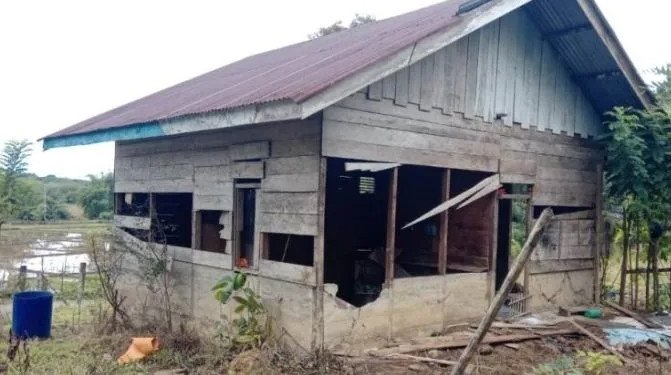 Sebuah rumah masyarakat di Desa Blang Lango, Kecamatan Seunagan Timur, Kabupaten Nagan Raya, Provinsi Aceh, rusak parah setelah diamuk kawanan gajah liar, Senin (5/9/2022). (ANTARA/HO)
