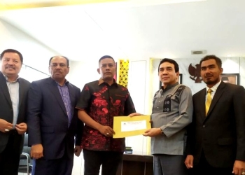 Ketua Golkar Aceh TM Nurlif saat menyerahkan surat usulan PAW Wakil Ketua DPR Aceh kepada Ketua DPR Aceh Saiful Bahri, di Banda Aceh, Jumat (23/9/2022) (ANTARA/Rahmat Fajri)