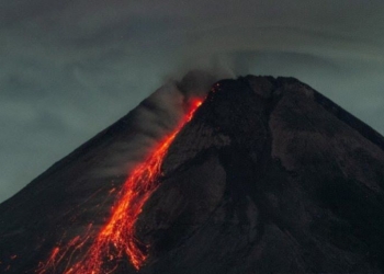 Dokumentasi - Gunung Merapi terlihat meluncurkan lava pijar dari Turi, Sleman, DI Yogyakarta, Minggu (25/4/2021). (ANTARA FOTO/Hendra Nurdiyansyah/wsj)