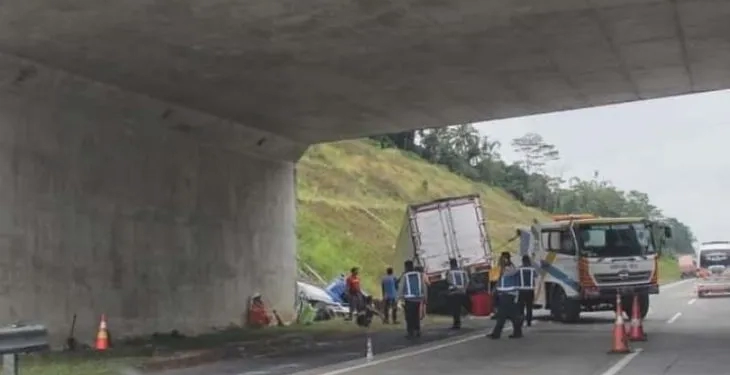 Dokumentasi kecelakaan lalu-lintas di jalan tol. ANTARA/ HO-Polres Semarang