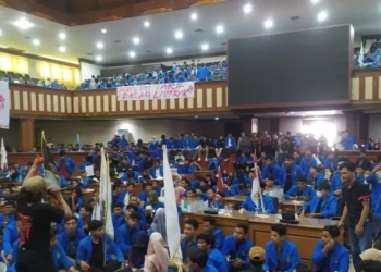 Mahasiswa aksi tolak kenaikan BBM tongkrongi ruang rapat paripurna DPRA, di Banda Aceh, Senin (5/9/2022) (ANTARA/Rahmat Fajri)