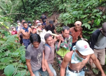 Petugas gabungan melakukan evakuasi jasad empat penambang emas tradisional di Kabupaten Lebong, Provinsi Bengkulu, yang meninggal dalam lubang galian, Kamis, (8/9/2022). (ANTARA/HO-Kodim 0409/Rejang Lebong)