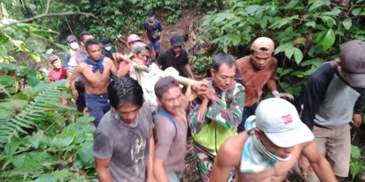 Petugas gabungan melakukan evakuasi jasad empat penambang emas tradisional di Kabupaten Lebong, Provinsi Bengkulu, yang meninggal dalam lubang galian, Kamis, (8/9/2022). (ANTARA/HO-Kodim 0409/Rejang Lebong)