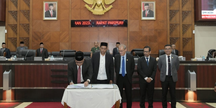Sekda Aceh, Bustami Hamzah Menandatangani Nota Kesepakatan bersama terhadap Perubahan KUA dan Perubahan PPAS Tahun Anggaran 2022, dengan Ketua dan Pimpinan DPRA dalam Sidang Paripurna, di Gedung DPRA, Banda Aceh, Jumat (9/9/2022). (Foto: Ist)