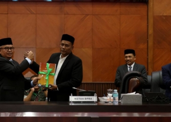 Sekretaris Daerah Aceh, Bustami Hamzah, saat menyerahkan dokumen Nota Keuangan dan Rancangan Qanun Aceh tentang Perubahan APBA Tahun Anggaran 2022, kepada Ketua DPRA Saiful Bahri, di Ruang Rapat Paripurna DPRA, Banda Aceh, Jum’at (16/9/2022). (Foto: Ist)