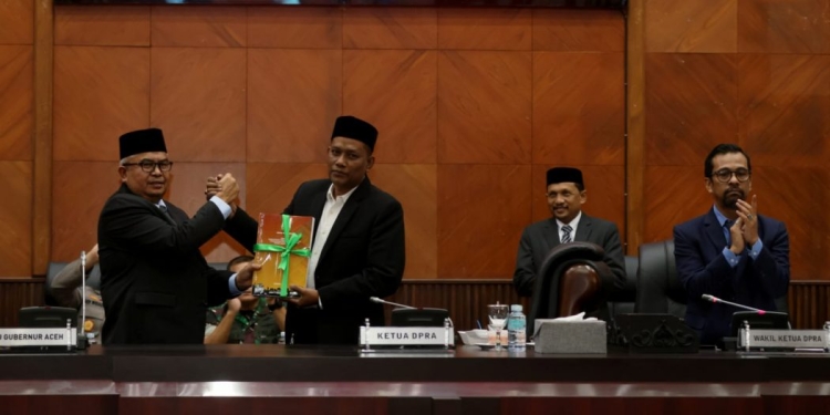Sekretaris Daerah Aceh, Bustami Hamzah, saat menyerahkan dokumen Nota Keuangan dan Rancangan Qanun Aceh tentang Perubahan APBA Tahun Anggaran 2022, kepada Ketua DPRA Saiful Bahri, di Ruang Rapat Paripurna DPRA, Banda Aceh, Jum’at (16/9/2022). (Foto: Ist)