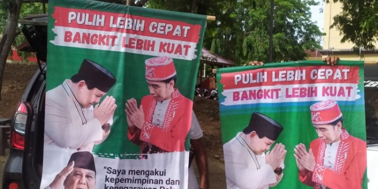 Tim Gerindra Aceh memperlihatkan bentuk spanduk Prabowo Subianto yang beredar di Aceh, di Banda Aceh, Rabu (21/9/2022). ANTARA/Rahmat Fajri