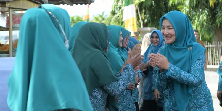 Pj Ketua TP PKK Aceh Ayu Chandra Febiola Nazuar melakukan sosialisasi kesehatan reproduksi kepada para siswa Yayasan Pendidikan Islam Nurul Hikmah Al-Aziziyah Lampoh Sawo di Gampong Jiem, Kecamatan Mutiara Timur, Pidie, Selasa (27/9/2022). (Foto: Ist)