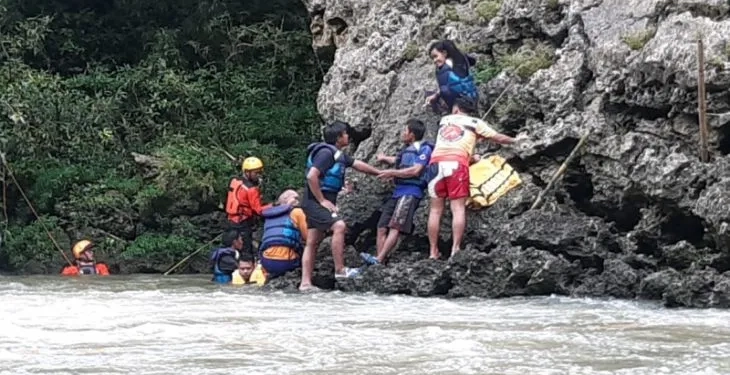 Petugas SAR melanjutkan upaya untuk menemukan seorang pemandu wisata yang dilaporkan hilang di kawasan Sungai Cijulang, Kabupaten Pangandaran, Provinsi Jawa Barat, Sabtu (10/9/2022). (ANTARA/HO-Tagana Pangandaran)