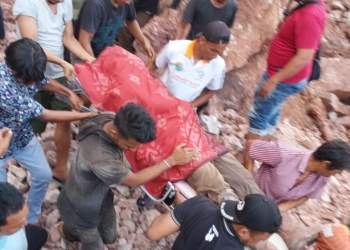 Warga sedang mengevakuasi korban tertimpa batu galian C di kawasan pegunungan Glee Genteng, di Aceh Besar, Senin (19/9/2022) (ANTARA/HO)