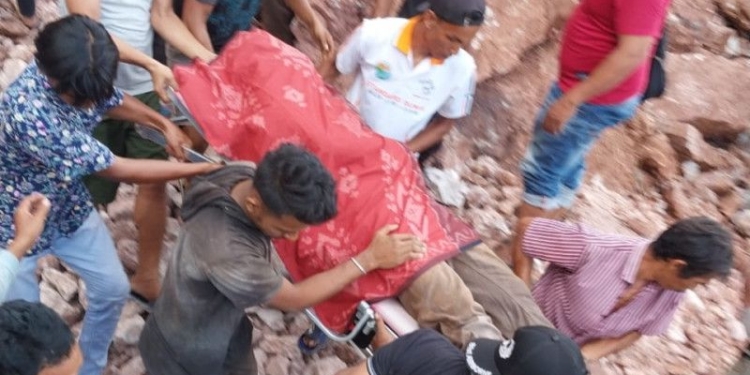 Warga sedang mengevakuasi korban tertimpa batu galian C di kawasan pegunungan Glee Genteng, di Aceh Besar, Senin (19/9/2022) (ANTARA/HO)
