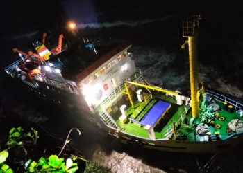 Kapal KM Sabuk Nusantara 46 yang terdampar karena mengalami mesin mati di Pantai Pasar Pino Kecamatan Pino Raya Kabupaten Bengkulu Selatan. ANTARA/HO