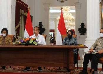 Presiden Jokowi didampingi Menteri Keuangan Sri Mulyani Indrawati, Menteri Sosial Tri Rismaharini, Menteri Energi dan Sumber Daya Mineral (ESDM) Arifin Tasrif menyampaikan kenaikan harga BBM bersubsidi di Istana Merdeka Jakarta, Sabtu (3/9/2022) (ANTARA/Desca Lidya Natalia)