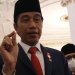 Presiden Joko Widodo didampingi Menteri Pendayagunaan Aparatur Negara dan Reformasi Birokrasi (MenPAN-RB) Abdullah Azwar Anas menyampaikan pernyataan kepada wartawan di Istana Negara Jakarta, Rabu (7/9/2022). ANTARA/Desca Lidya Natalia