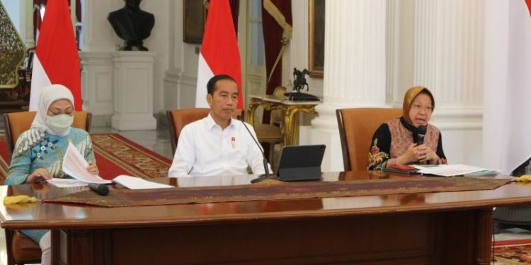 Presiden Joko Widodo didampingi Menteri Sosial Tri Rismaharini (kanan) dan Menteri Ketenagakerjaan Ida Fauziah (kiri) di Istana Merdeka Jakarta pada Jumat (16/9/2022). (ANTARA/Desca Lidya Natalia)