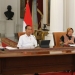 Presiden Joko Widodo didampingi Menteri Sosial Tri Rismaharini (kanan) dan Menteri Ketenagakerjaan Ida Fauziah (kiri) di Istana Merdeka Jakarta pada Jumat (16/9/2022). (ANTARA/Desca Lidya Natalia)