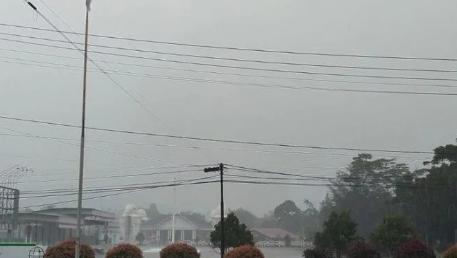 Hujan lebat disertai angin kencang yang melanda Simeulue, Kamis (29/9/2022). ANTARA/Ade Irwansah