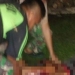 Tangkapan layar- Aparat TNI evakuasi satu korban luka tembak di lengan kanan dalam penyerangan KKB terhadap 14 pekerja jalan trans Papua Barat rute Bintuni-Maybrat, Kamis (29/9/2022) petang. ANTARA/Hans Arnold Kapisa