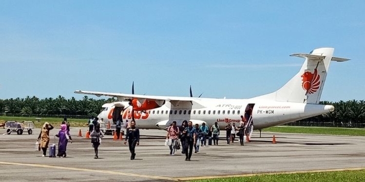 Dokumentasi - Penumpang pesawat udara turun dari pesawa udara Wings Air di Bandar Udara Cut Nyak Dhien Nagan Raya, Provinsi Aceh. (ANTARA/Teuku Dedi Iskandar)