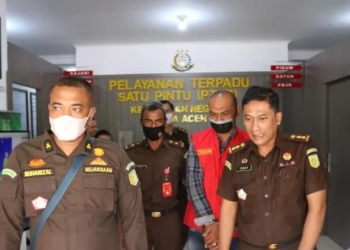 Penyidik Kejari Banda Aceh saat menahan tersangka korupsi Aceh Tsunami Cup berinisial MZ, di Banda Aceh, Kamis (22/9/2022) (Foto: Dok. Kejari Banda Aceh)