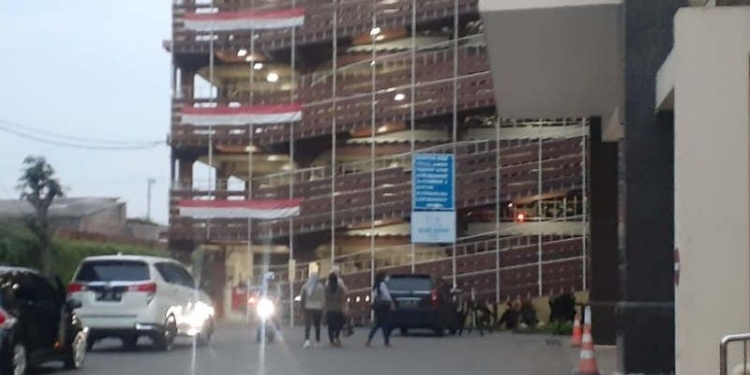 Lokasi mahasiswi yang melakukan percobaan bunuh diri dengan melompat dari lantai enam gedung parkir Universitas Semarang (USM) pada Jumat (16/9). ANTARA FOTO/Immanuel Citra