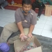 Samin memperlihatkan uang tabungannya yang rusak akibat dimakan rayap di Solo, Selasa (13/9/2022). ANTARA/Aris Wasita