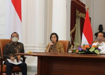 Menteri Keuangan Sri Mulyani Indrawati (tengah) dalam konferensi pers Presiden Joko Widodo bersama jajaran menteri di Istana Merdeka, Jakarta, Sabtu (3/9). (ANTARA/Desca Lidya Natalia)