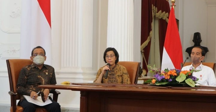 Menteri Keuangan Sri Mulyani Indrawati (tengah) dalam konferensi pers Presiden Joko Widodo bersama jajaran menteri di Istana Merdeka, Jakarta, Sabtu (3/9). (ANTARA/Desca Lidya Natalia)