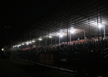 Kondisi stadion H Dimurthala Lampineung Banda Aceh saat listrik stadion padam, Senin malam (5/9/2022). (Foto: Fahzian Aldevan)