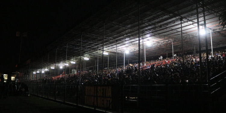 Kondisi stadion H Dimurthala Lampineung Banda Aceh saat listrik stadion padam, Senin malam (5/9/2022). (Foto: Fahzian Aldevan)