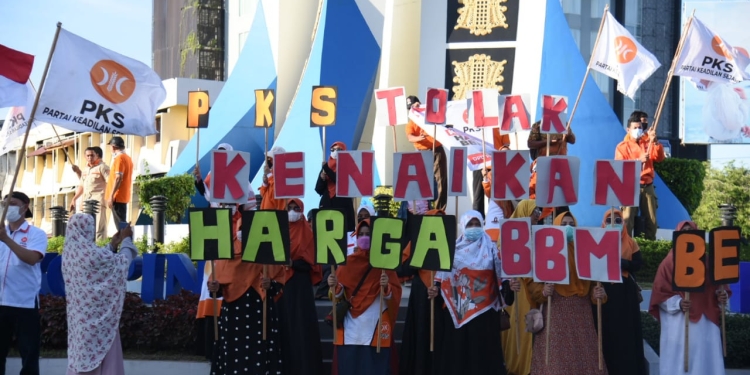 Aksi flash mob menolak kebijakan kenaikan harga bahan bakar minyak (BBM) bersubsidi, di Bundaran Simpang Lima, Banda Aceh, Sabtu, (10/9/2022) sore. (Foto: Ist)