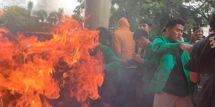 Aksi para demo berakhir ricuh di Kantor DPR Kota Lhokseumawe, Senin (12/9/2022). (Foto: Dok. Polisi)