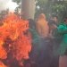 Aksi para demo berakhir ricuh di Kantor DPR Kota Lhokseumawe, Senin (12/9/2022). (Foto: Dok. Polisi)