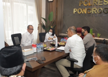 Menteri PPPA mengunjungi Polres Ponorogo bersama Kapolda Jawa Timur Irjen Nico Afinta. (Foto: Dok. Polisi)