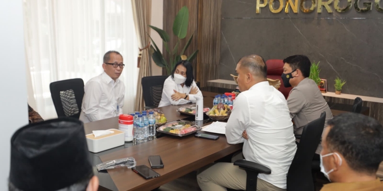 Menteri PPPA mengunjungi Polres Ponorogo bersama Kapolda Jawa Timur Irjen Nico Afinta. (Foto: Dok. Polisi)