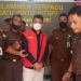 Pembina Aceh World Solidarity Cup (AWSC) atau Tsunami Cup 2017 M Zaini Yusuf saat ditahan tim penyidik Kejari Banda Aceh, di Banda Aceh, Senin (19/9/2022). (Foto: Kajari Banda Aceh)