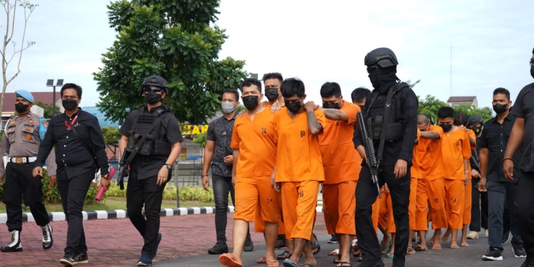 Polda Riau menangkap 16 tersangka komplotan narkoba dengan barang bukti sebanyak 203 kilogram sabu dan 404.491 butir. (Foto: Dok Ist)