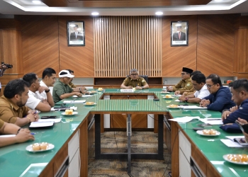 Rapat koordinasi antara Pemerintah Aceh, Pemkab Pidie, Pemkab Aceh Besar dan KONI Aceh yang dipimpin oleh Sekda. (Foto: Biro Adpim Sekda Aceh)