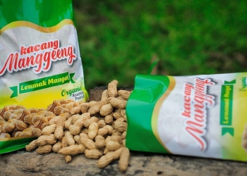 Kacang Manggeng kemasan plastik. Kacang ini mudah ditemui di Warung Kopi, dan kios, serta toko di Banda Aceh